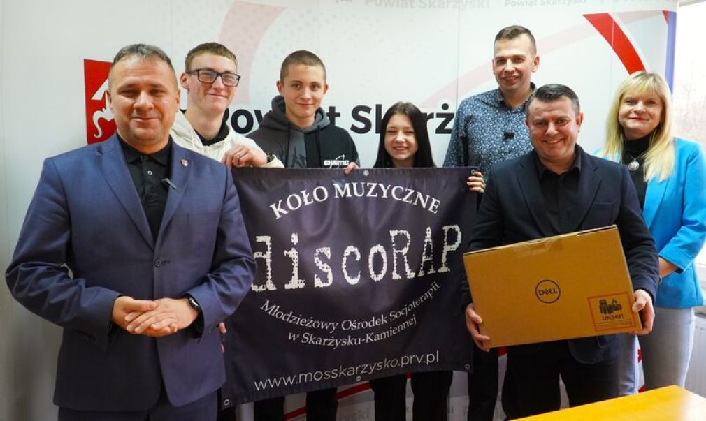 Władze powiatu skarżyskiego wspierają muzyczne pasje uczniów Młodzieżowego Ośrodka Socjoterapii w Skarżysku-Kamiennej