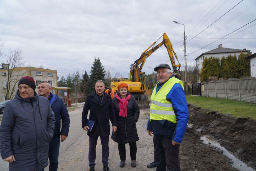 Rozbudowa drogi powiatowej w miejscowości Majków-Michałów rozpoczęta. Powiat realizuje kolejną inwestycję drogową (zdjęcia)